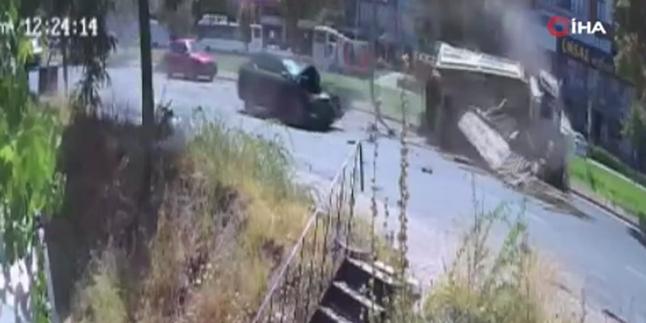 Arkadan çarptığı kamyoneti devirdi: 4 yaralı