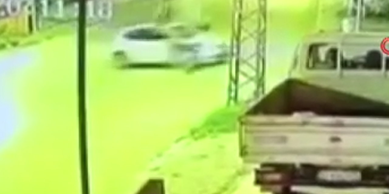 Motosiklet otomobile ok gibi saplandı