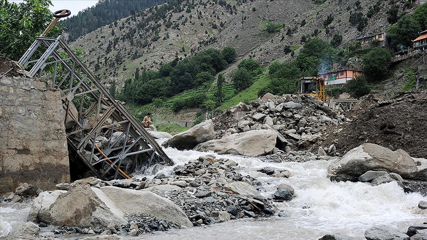 Pakistan'da sellerde ölenlerin sayısı 351'e çıktı