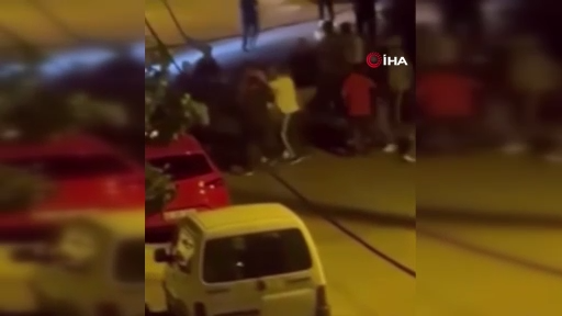 Sokakta alacak verecek kavgası kameraya yansıdı