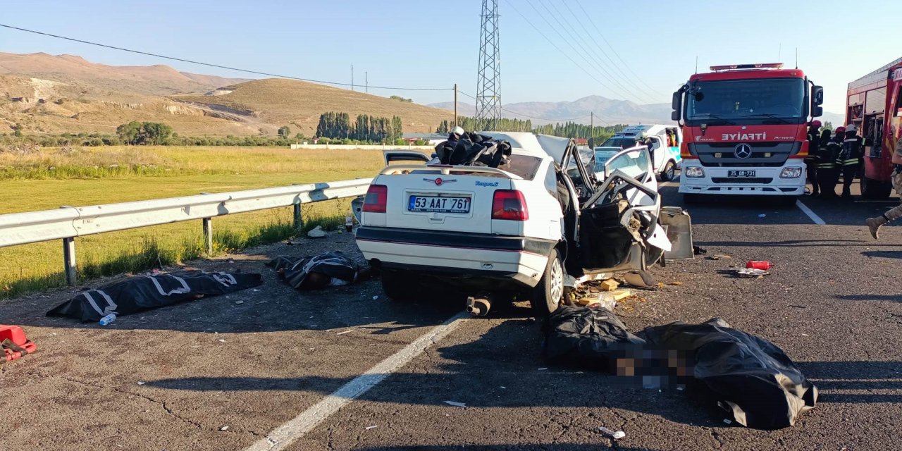 İki araç kafa kafaya çarpıştı: 4 ölü