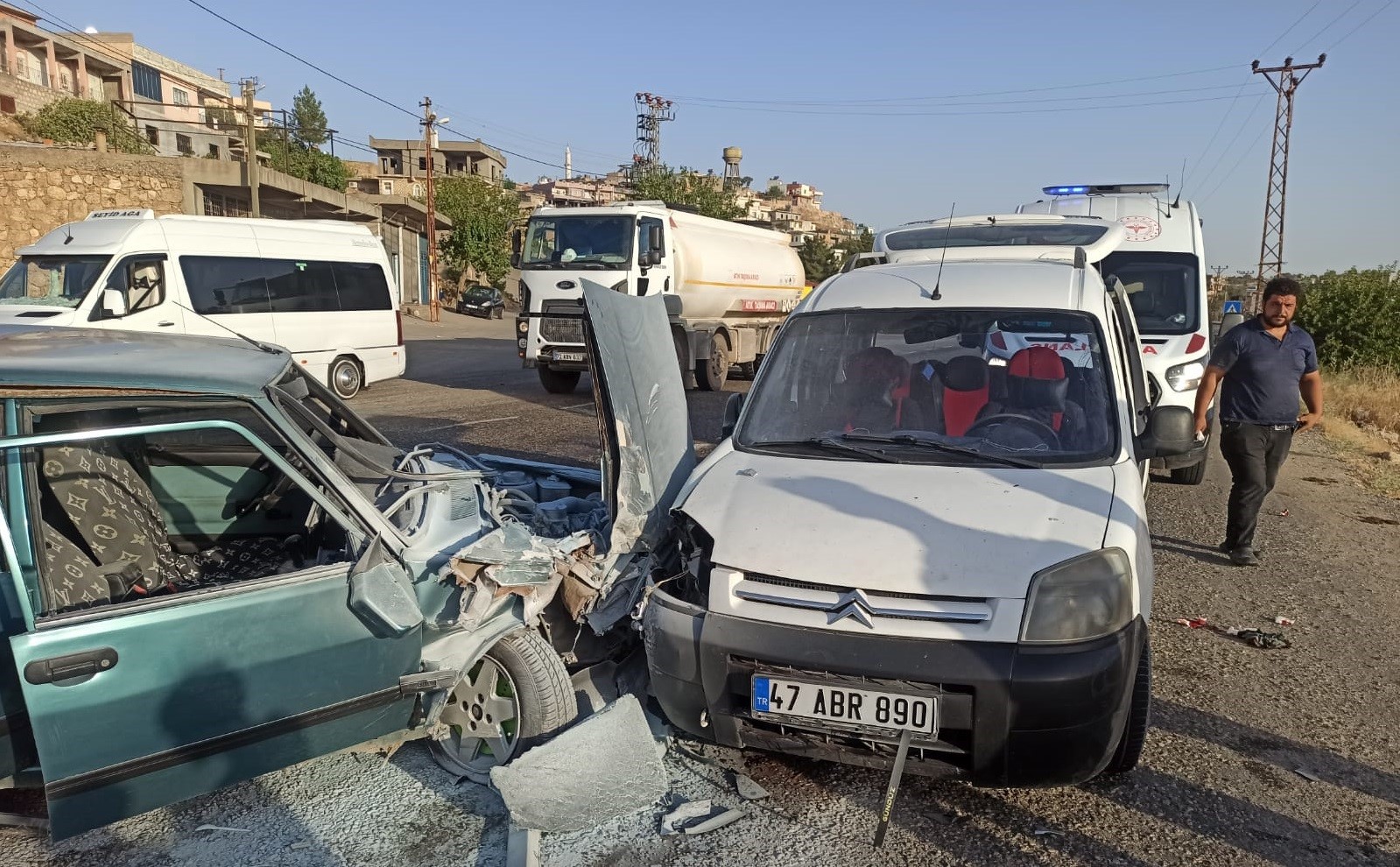 Tofaş ile ticari araç çarpıştı, 3 kişi yaralandı