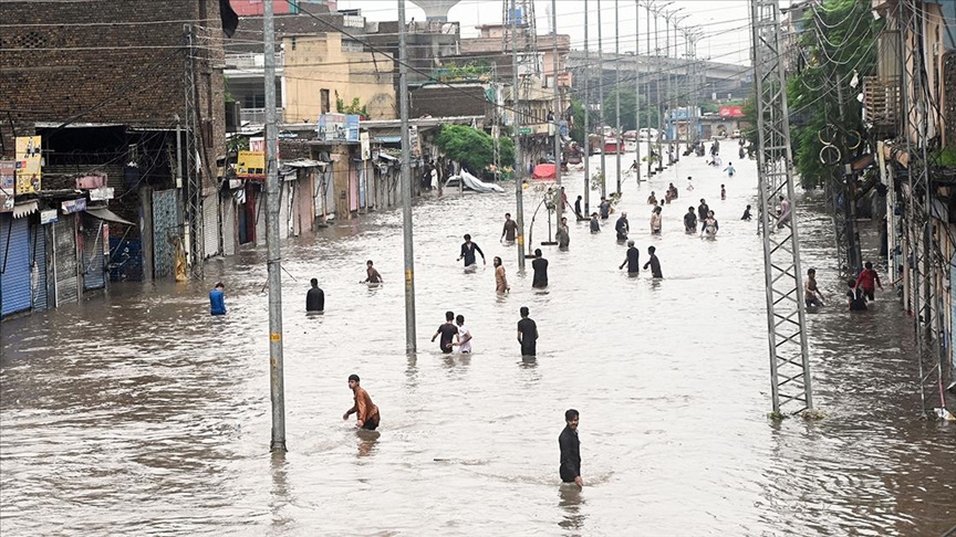 Pakistan'da muson yağmurları 657 can aldı