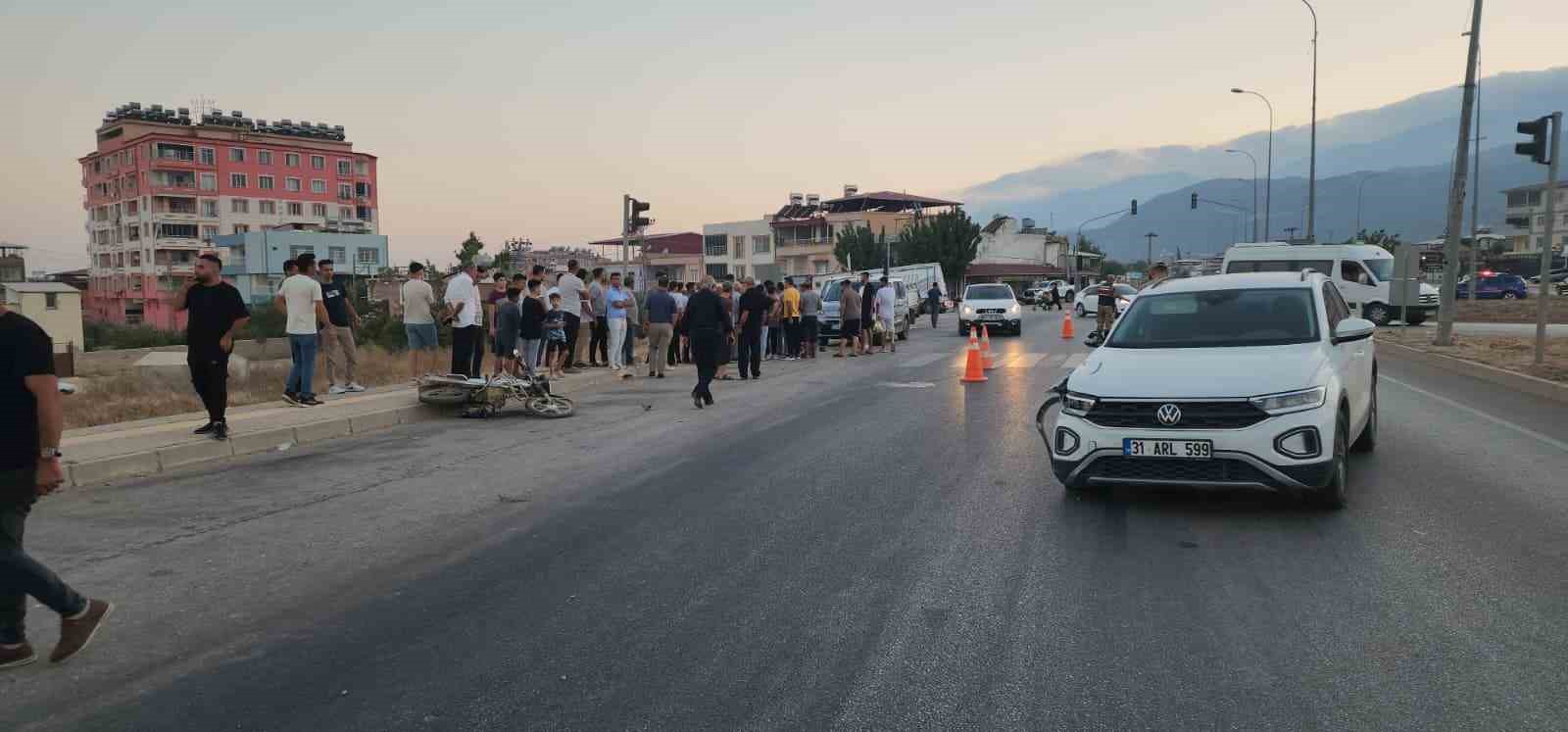 Otomobille çarpışan motosiklet devrildi: 1 ölü