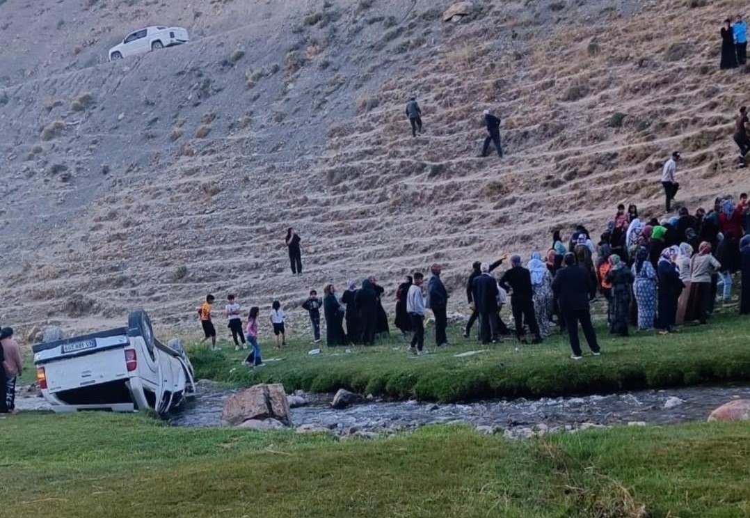 Kamyonet uçuruma yuvarlandı: 6 yaralı