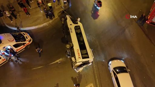 Otomobil ile minibüs çarpıştı: 10 yaralı