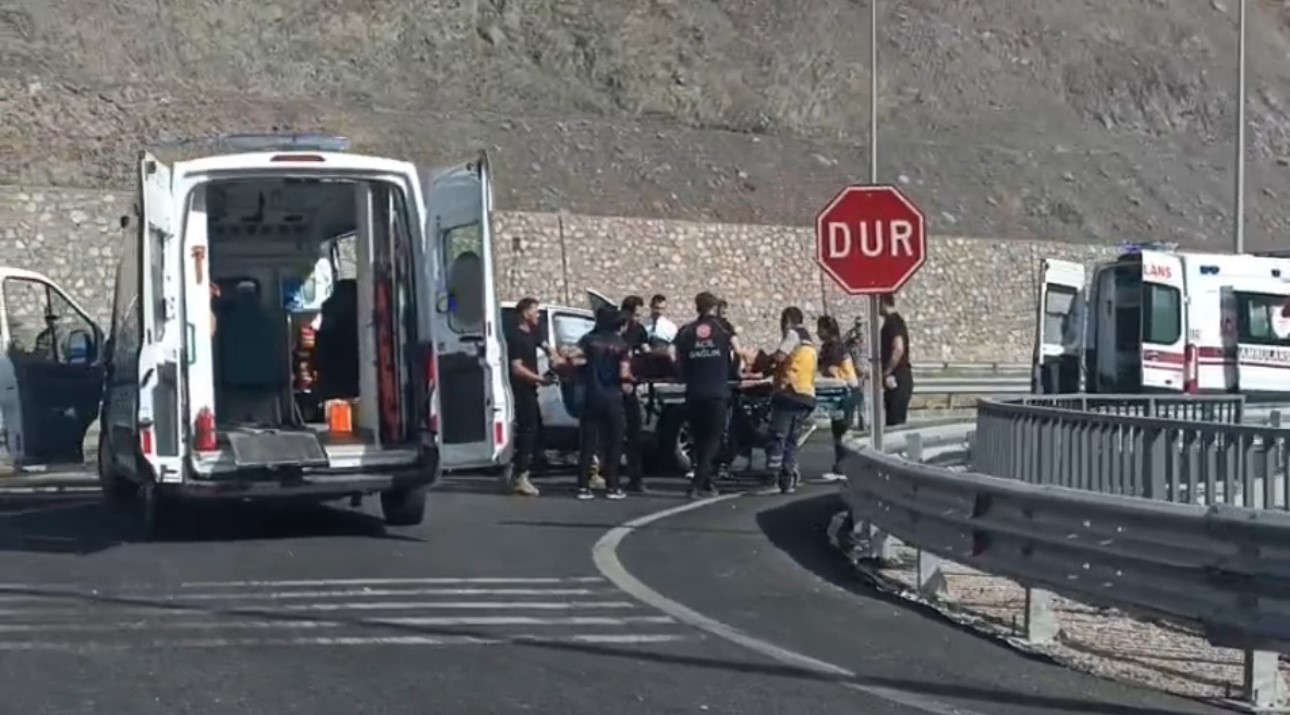 Yüksekova-Van yolunda kaza: 3 kişi yaralandı