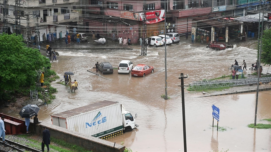 Pakistan'da muson yağmurları 746 can aldı