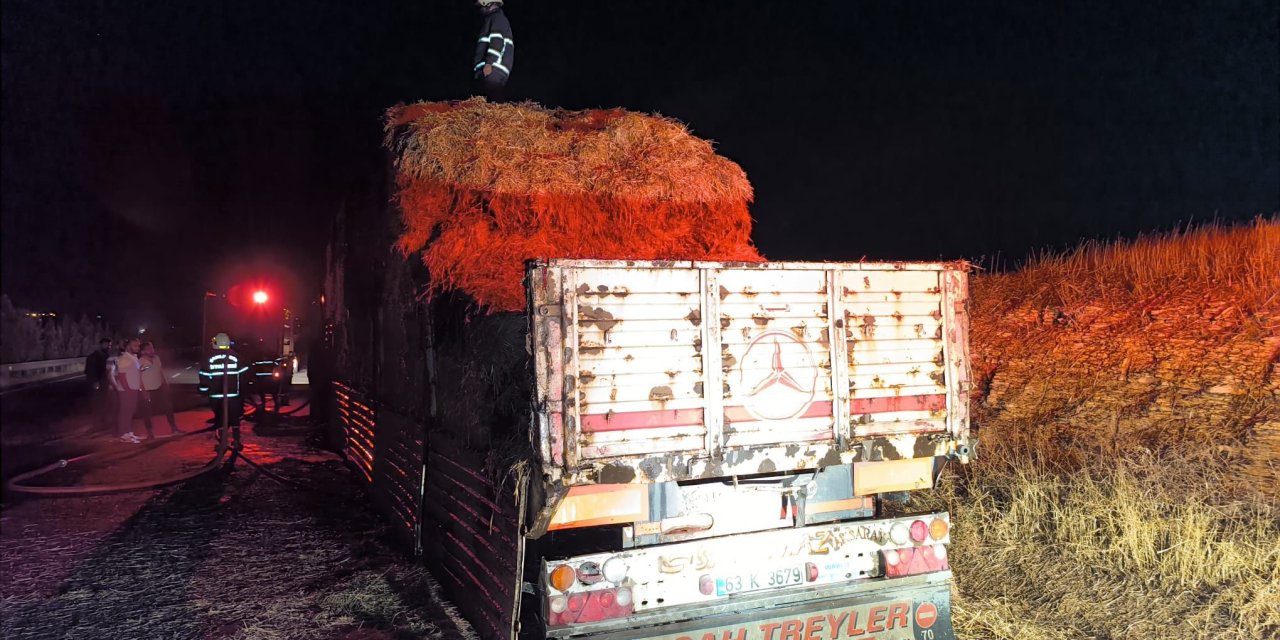 Şanlıurfa’da saman yüklü tır alev aldı