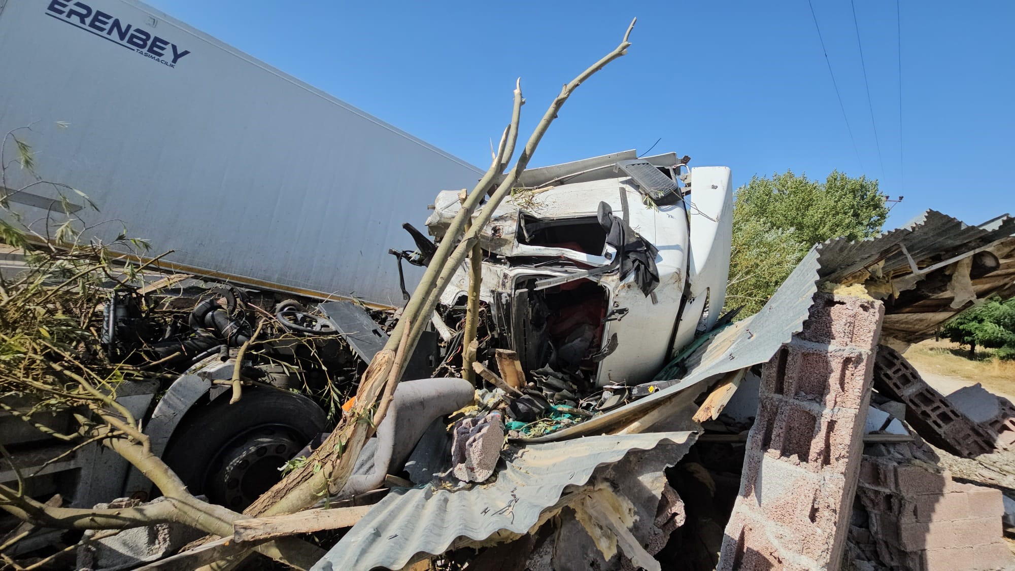 Meyve suyu yüklü tır devrildi: 1 yaralı