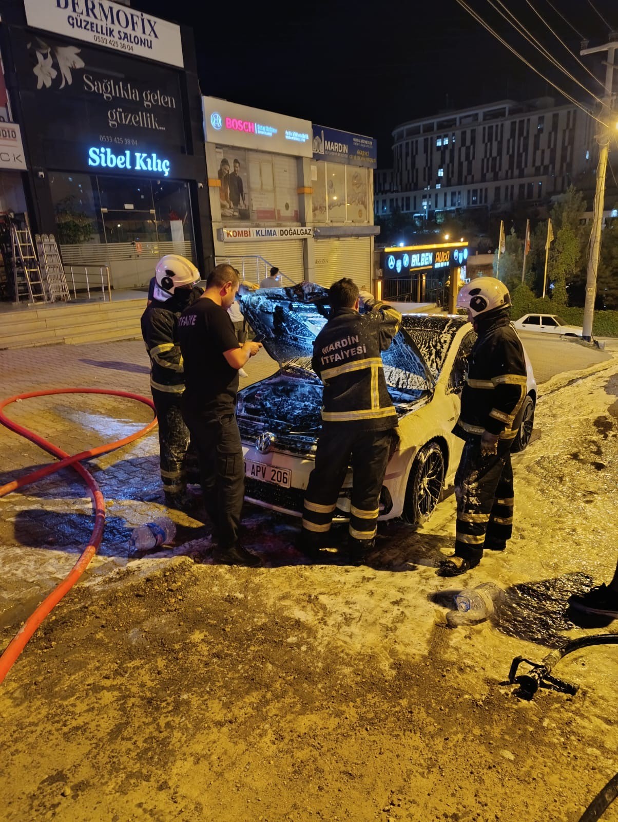 Seyir halindeki otomobil alev aldı