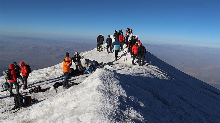 Ağrı Dağı, dünyanın dört bir yanından dağcıları ağırlıyor