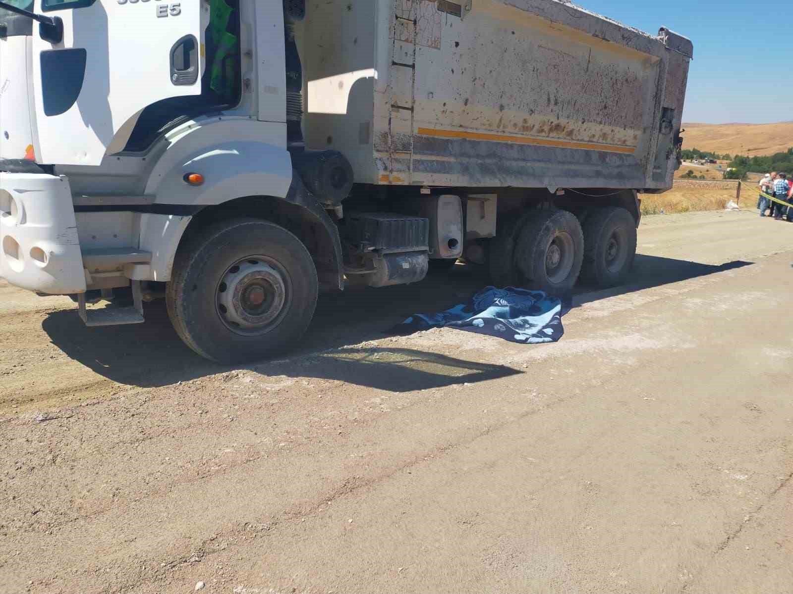 İmranlı’da şantiye işçisi kamyon altında hayatını kaybetti