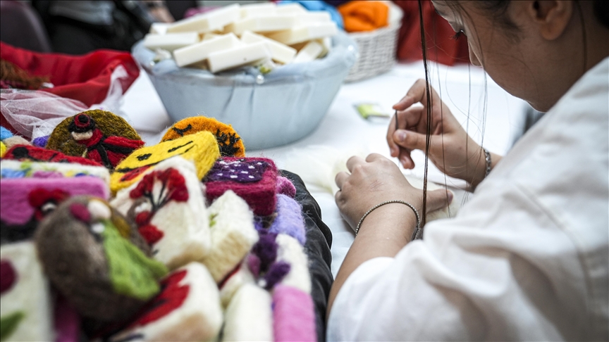 Devlet korumasındaki kız çocuklarına sanatla terapi