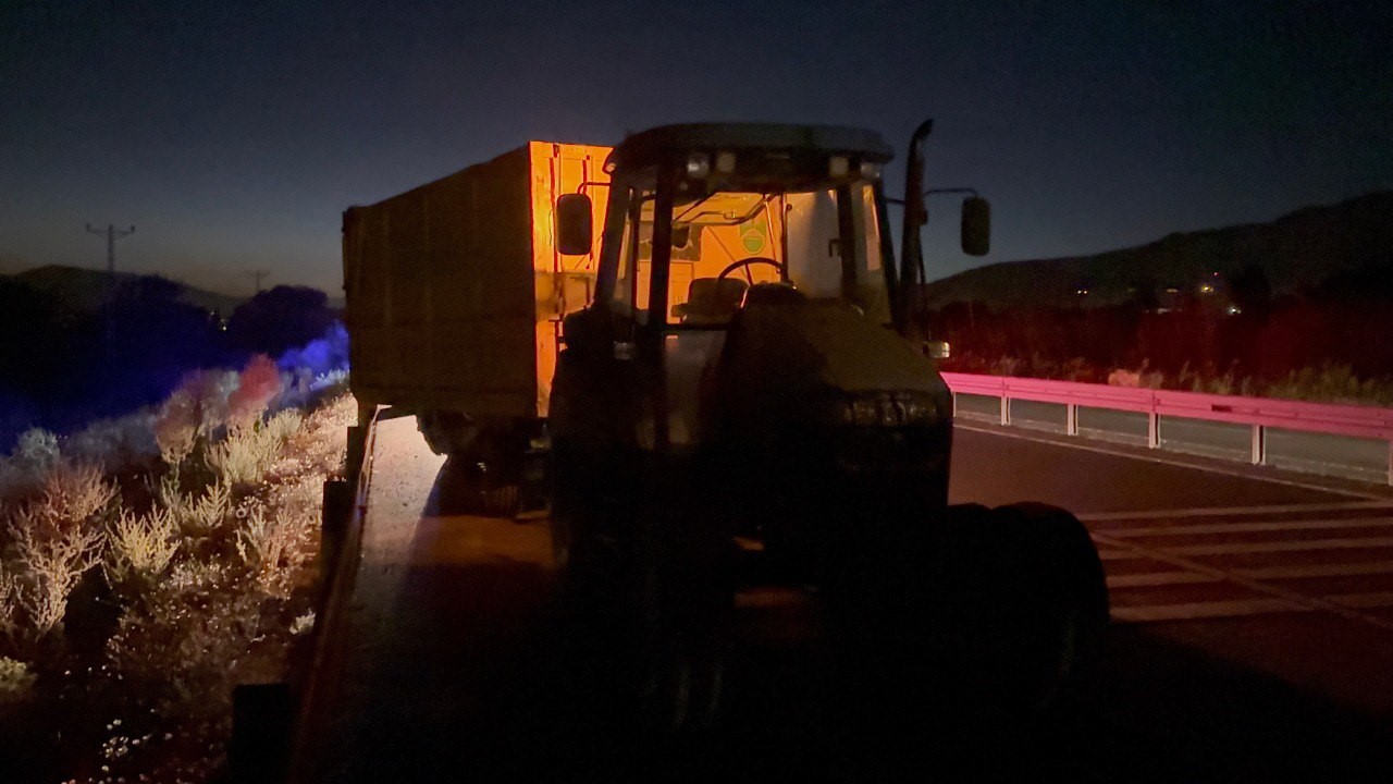 Traktör ile otomobil çarpıştı