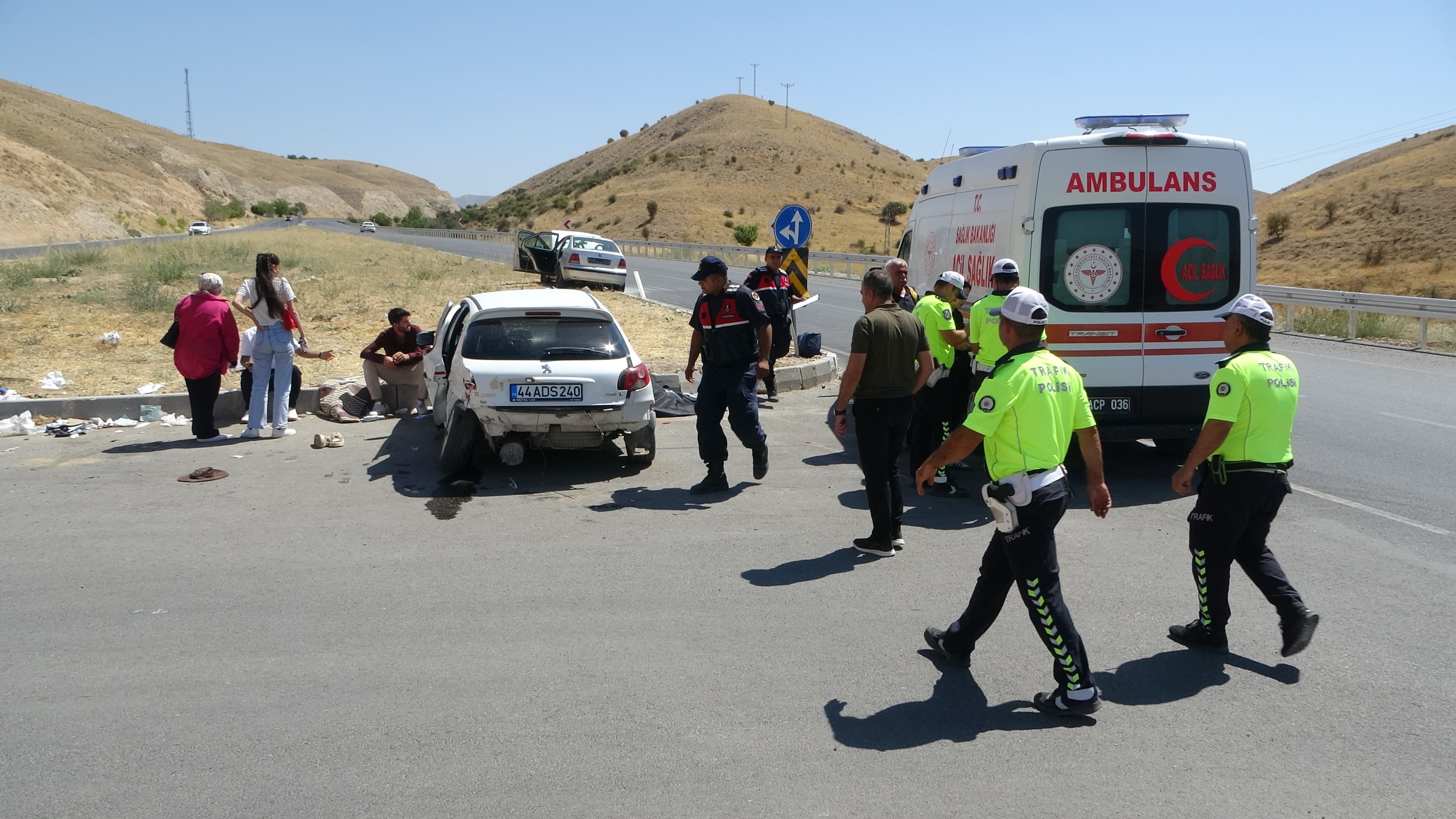 İki otomobil çarpıştı: 1 ölü, 4 yaralı