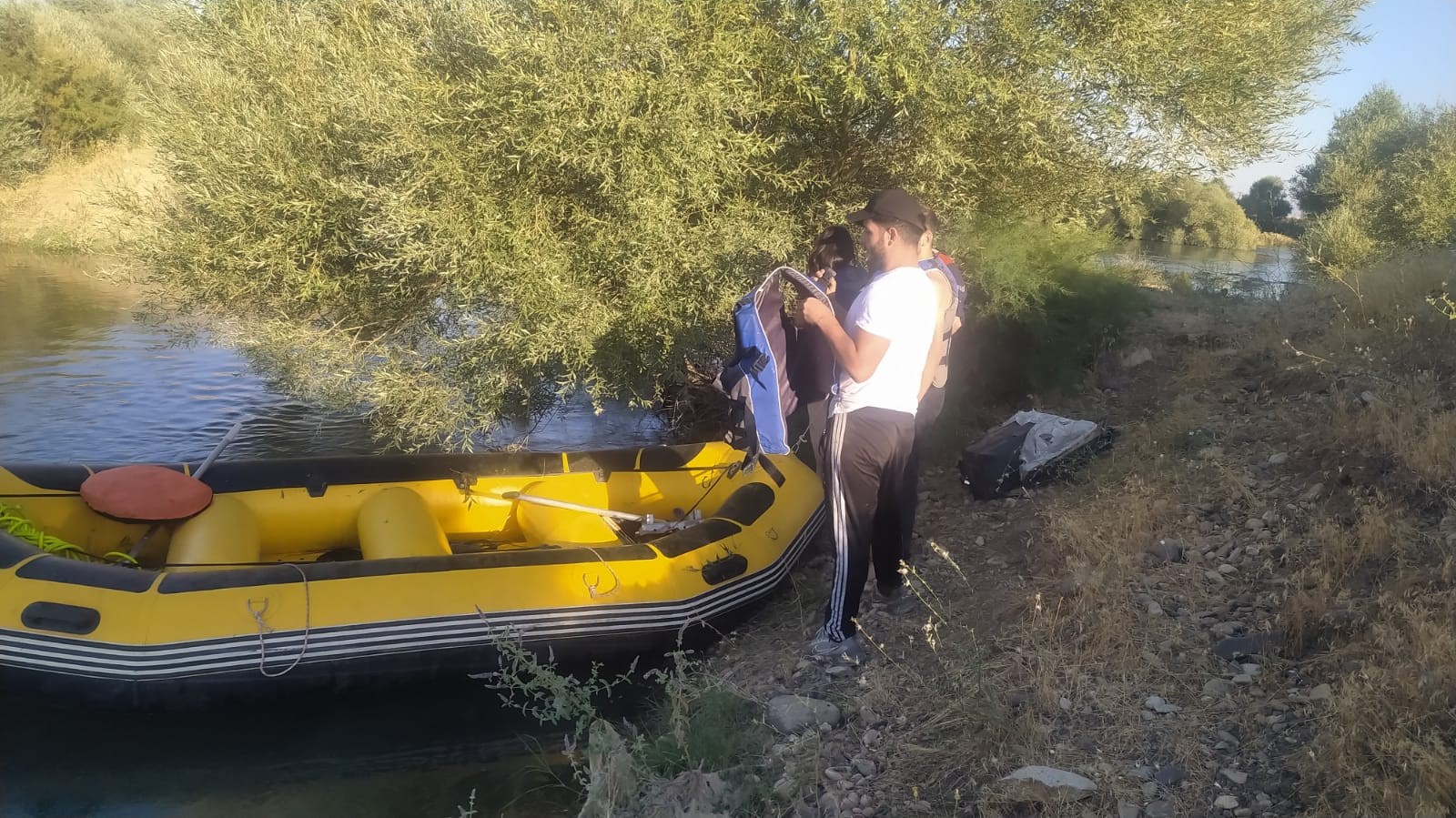 Murat Nehri’nde 3 kişi mahsur kaldı