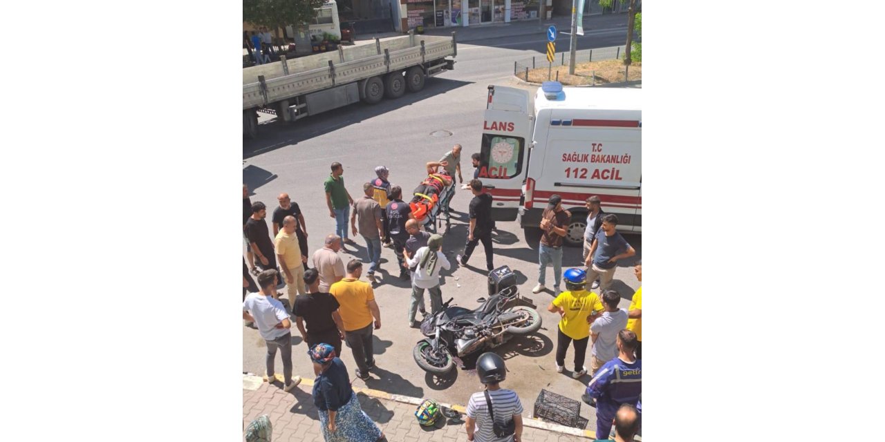 TIR ile motosiklete çarptı: 1 yaralı