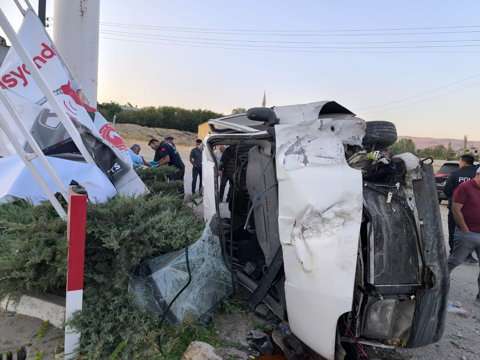 Kamyonet kaldırıma çarptı: 4 yaralı