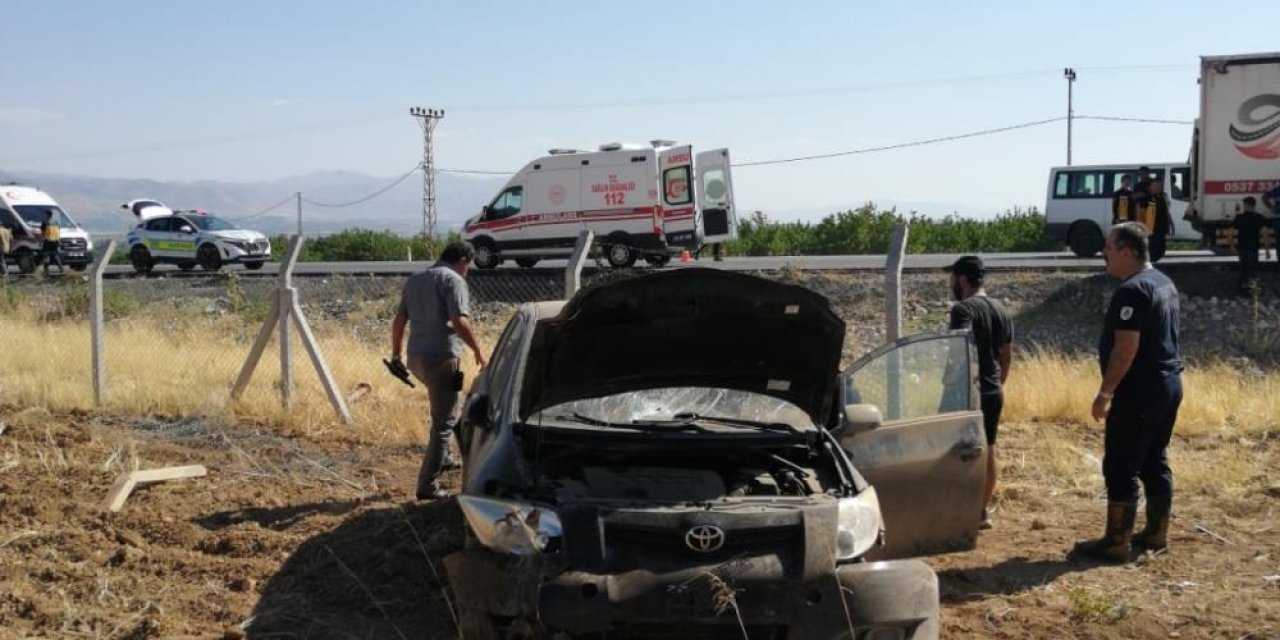 Otomobil bahçeye uçtu: 3 yaralı