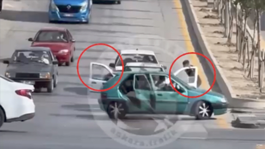 Aracın önünü kesip sürücüyü darbeden 4 şüpheli yakalandı