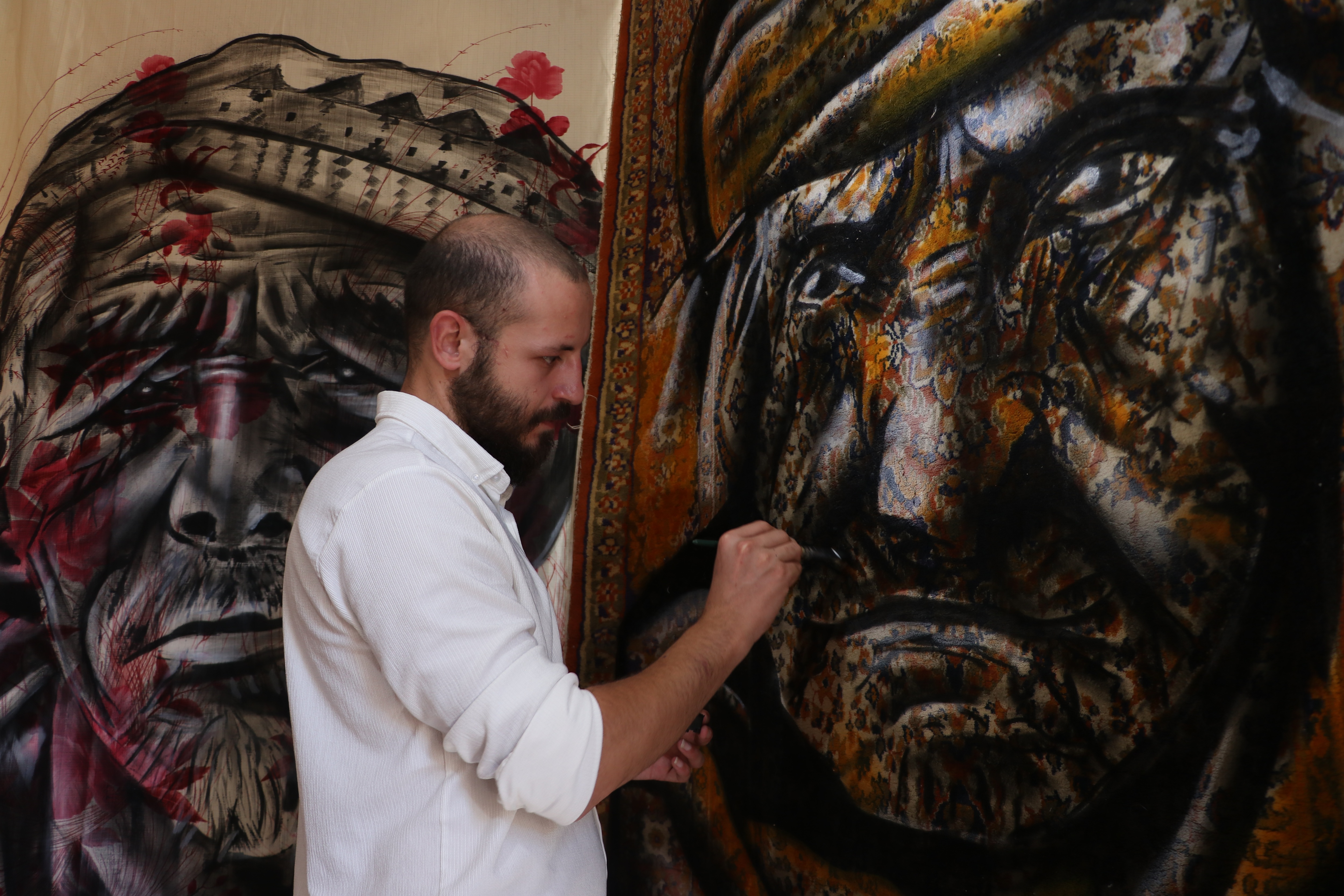 Atıl halı ve perdeler genç ressamın fırçasıyla hayat buluyor