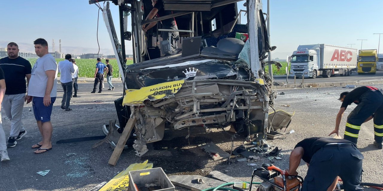 Mardin’de otobüs ile tır çarpıştı: 1 ölü, 11 yaralı
