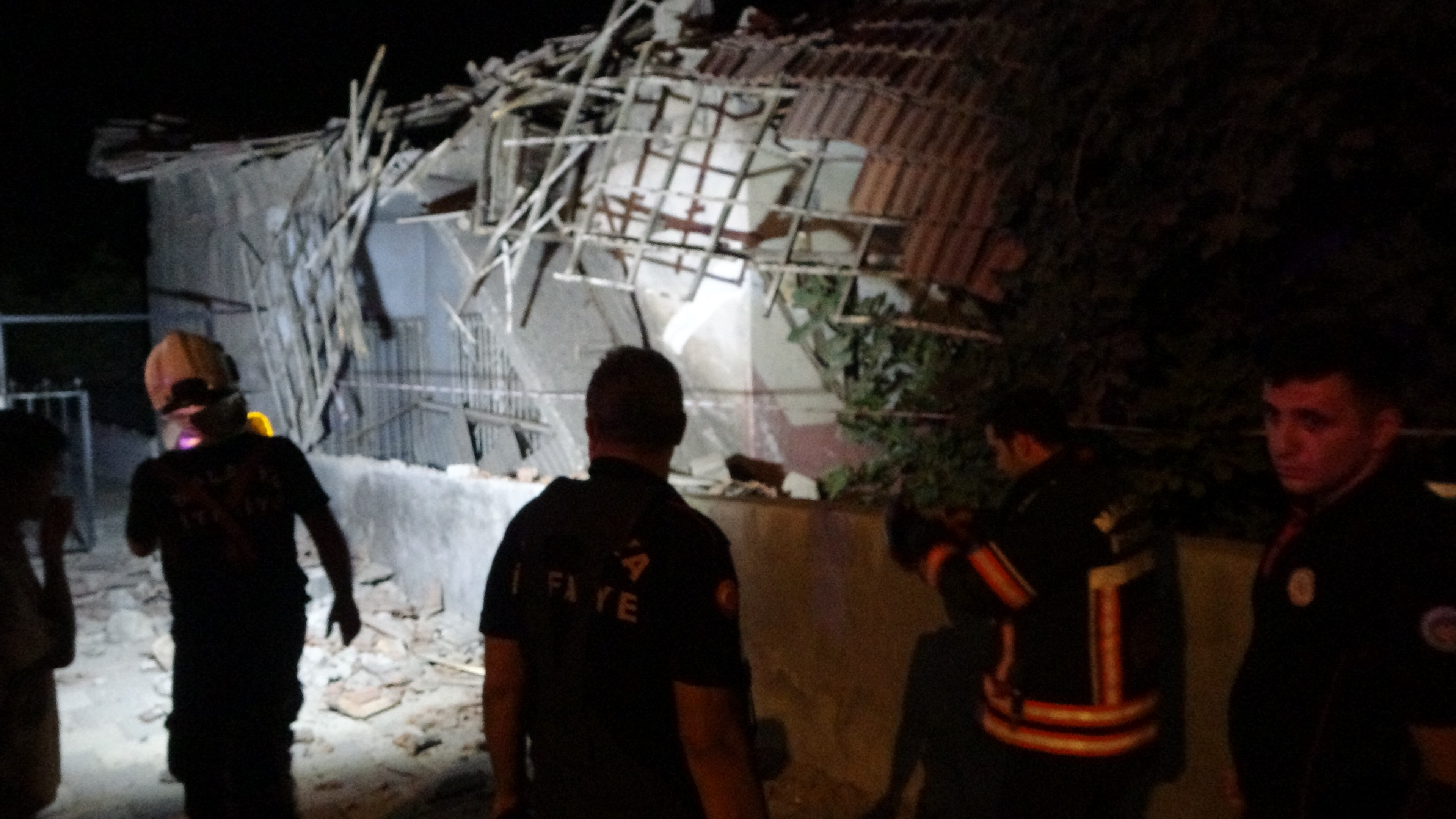 Hasarlı evin çatısı çöktü