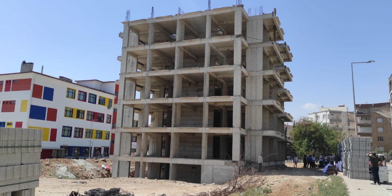 Urfa'da müteahhit kendi binasını yıktırdı