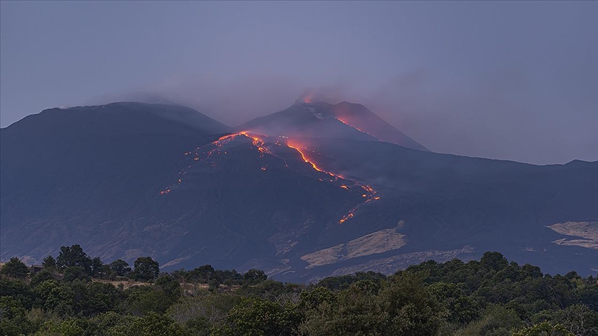 Etna Yanardağı’nda patlama ve lav akışı sürüyor