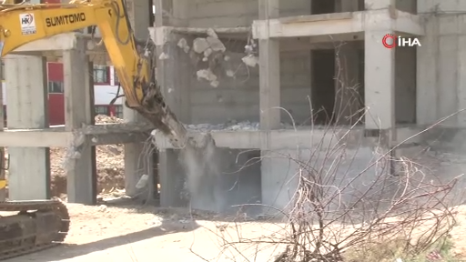 Müteahhit kendini ihbar etti: Kusurlu bina yıkıldı