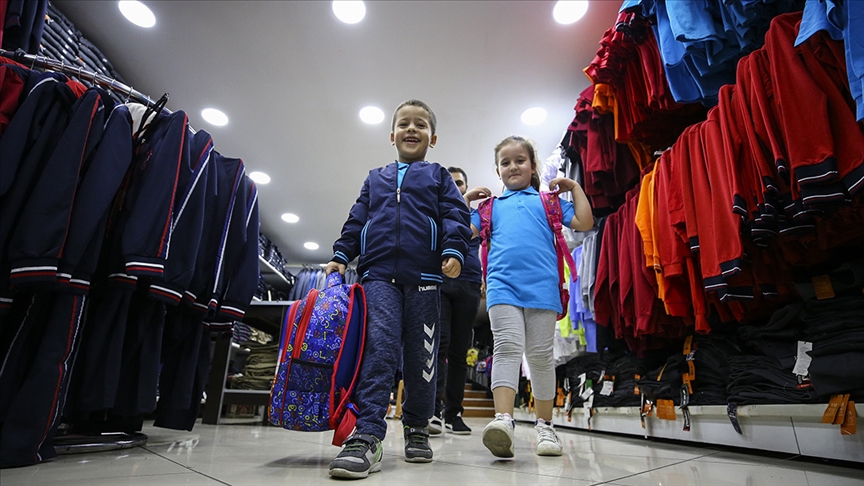 Okul kıyafeti alışverişi giyim sektörünü hareketlendirdi