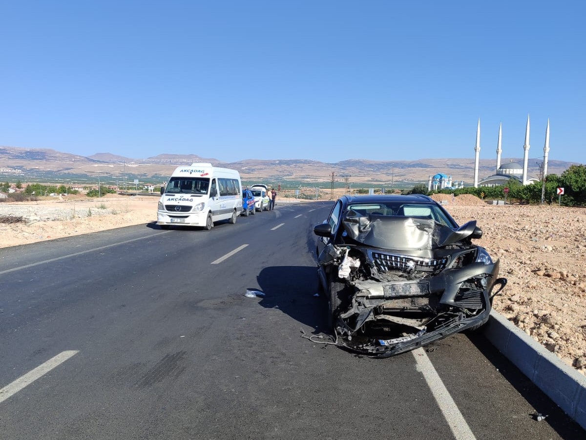 Minibüs ile otomobil çarpıştı: 9 yaralı