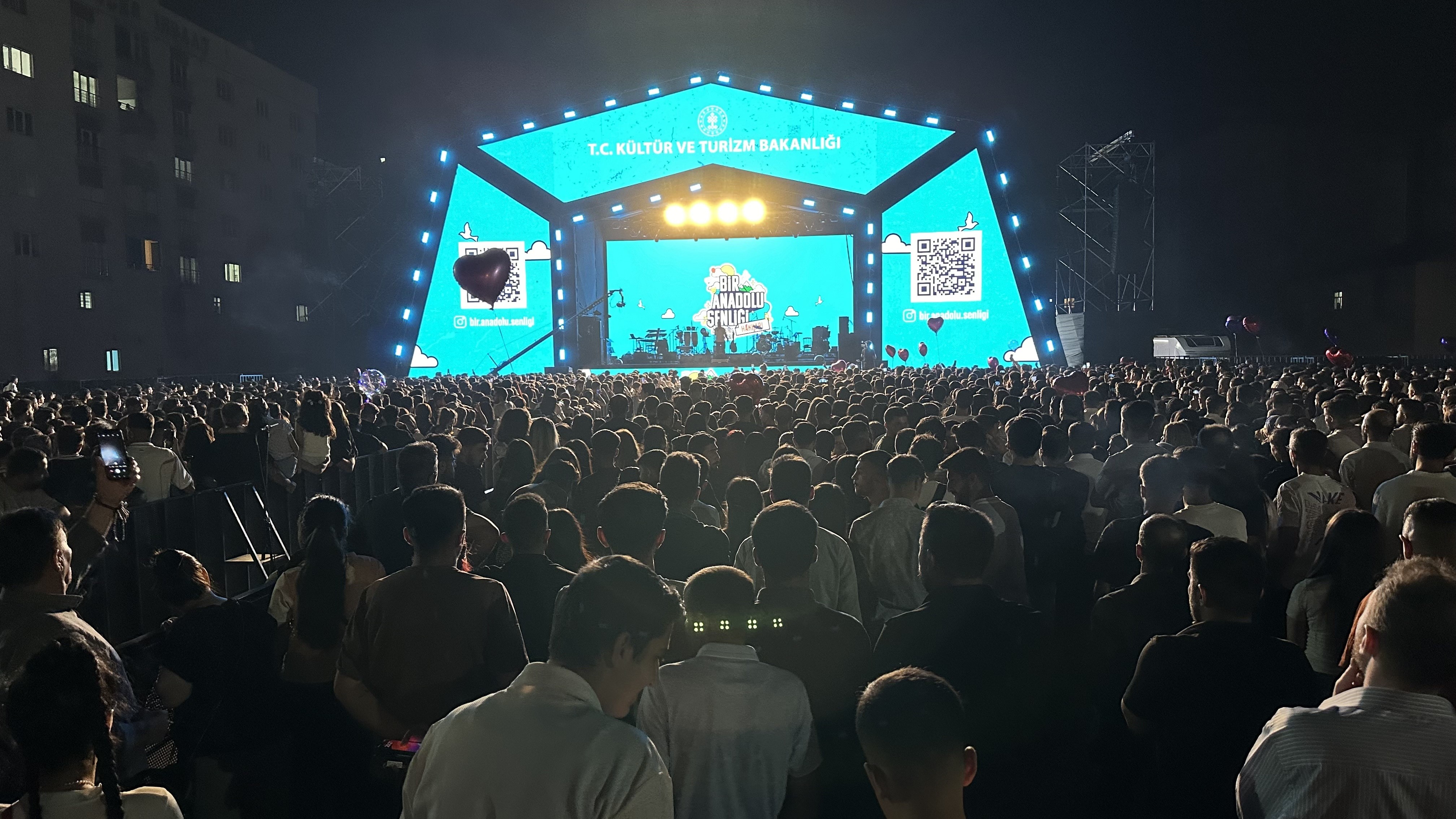 Merve Özbey şarkılarıyla Yüksekova’yı salladı