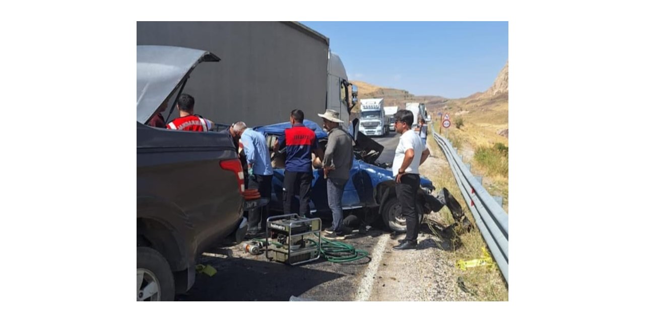 Hakkari-Van yolunda feci kaza: 3 ölü, 2 yaralı