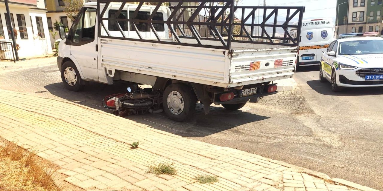 Kamyonetle motosiklet çarpıştı: 1 ağır yaralı