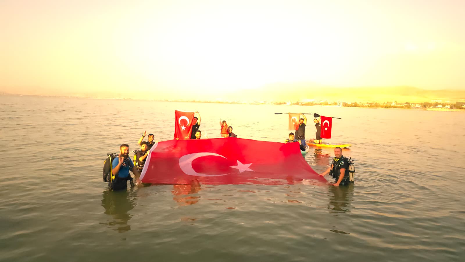 Van Gölü’nde dalışla 30 Ağustos Zafer Bayramı kutlaması