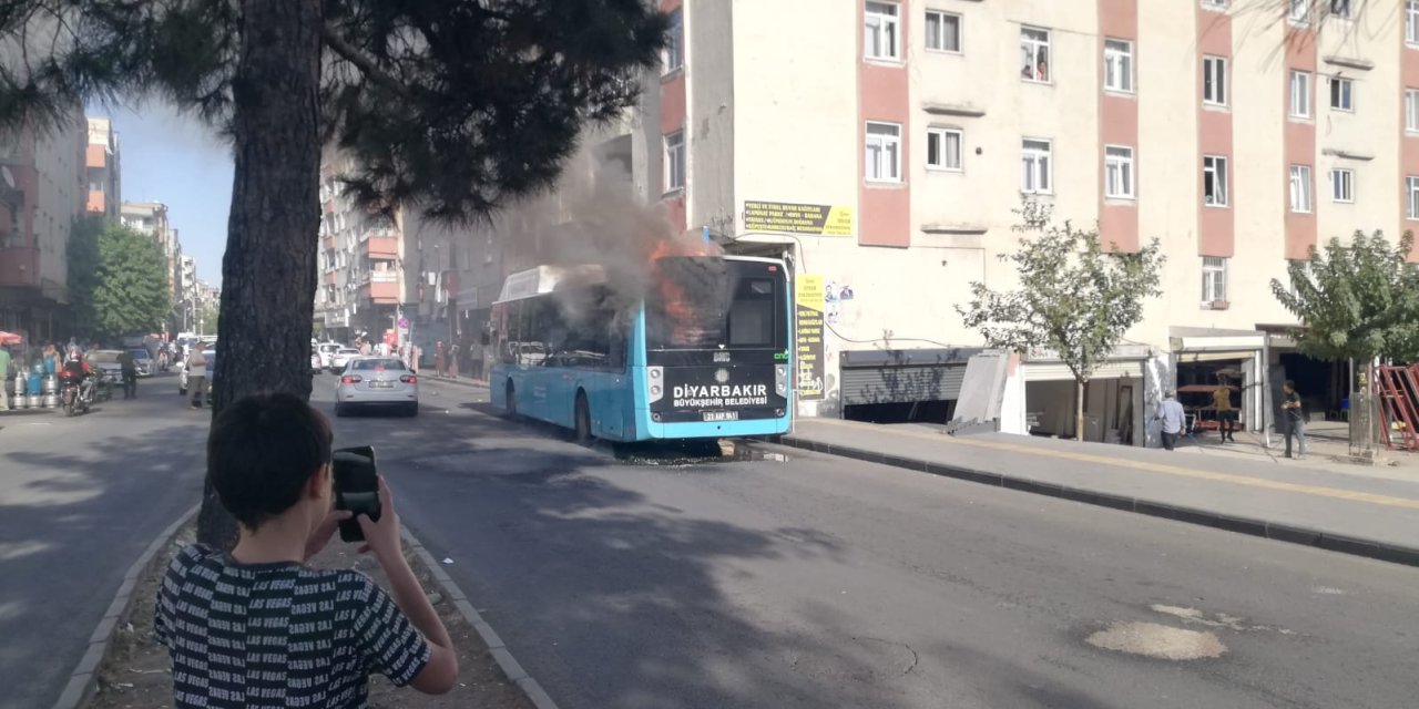 Diyarbakır'da belediye otobüsü yandı