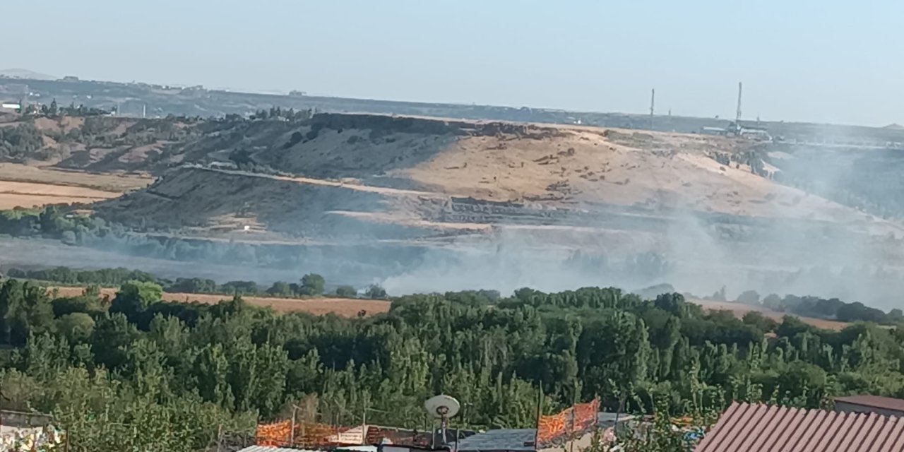 Hevsel Bahçeleri'nde anız yangını