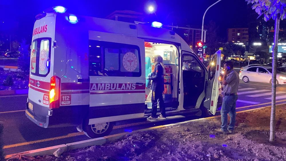 Ambulans otomobille çarpıştı: 3 yaralı