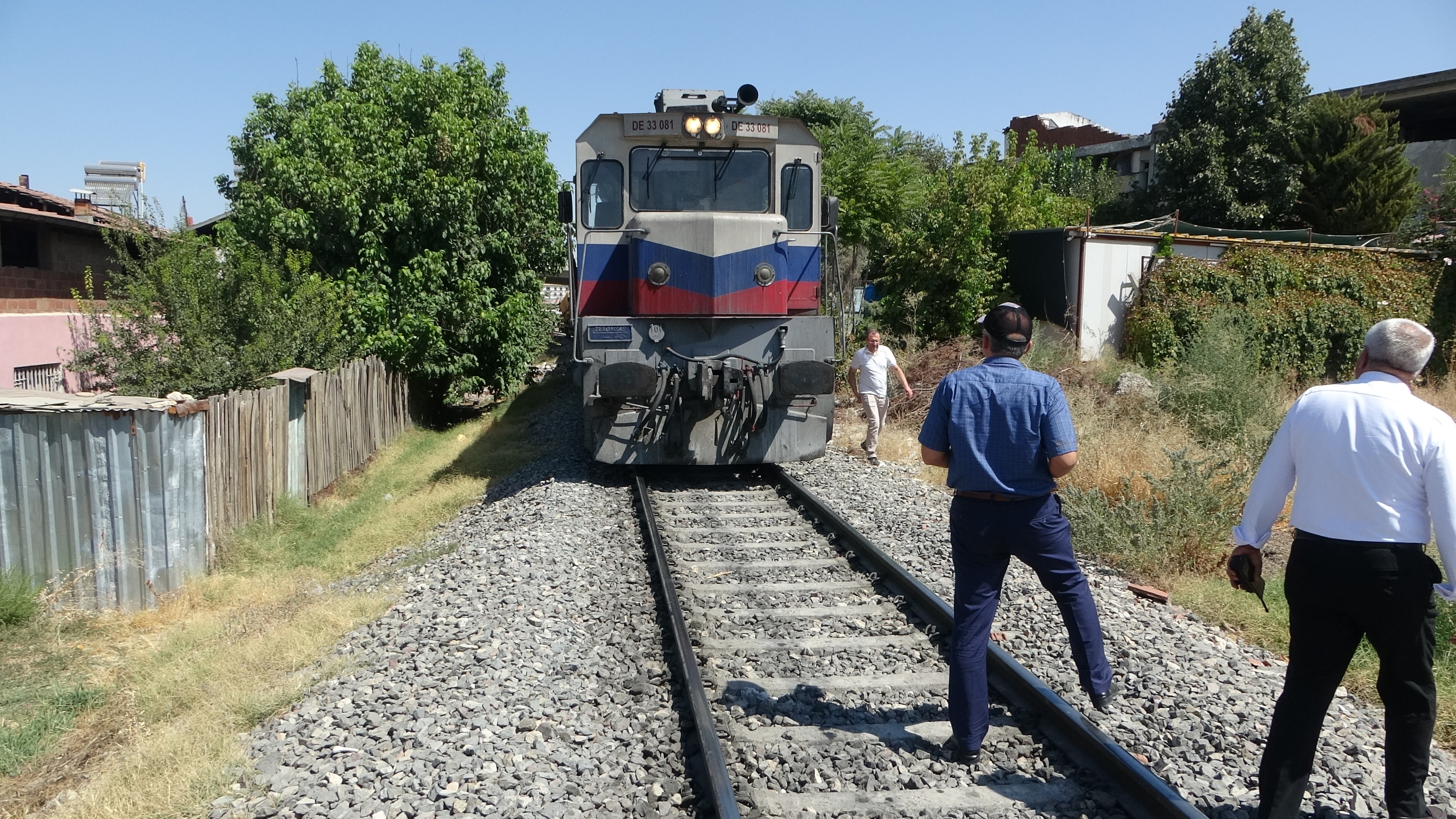 Yük treni yayaya çarptı: 1 ağır yaralı