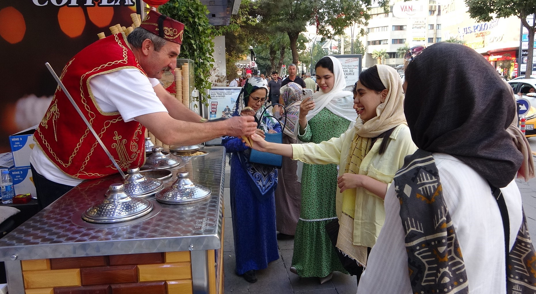 Van’da İranlı turistler esnafın yüzünü güldürdü