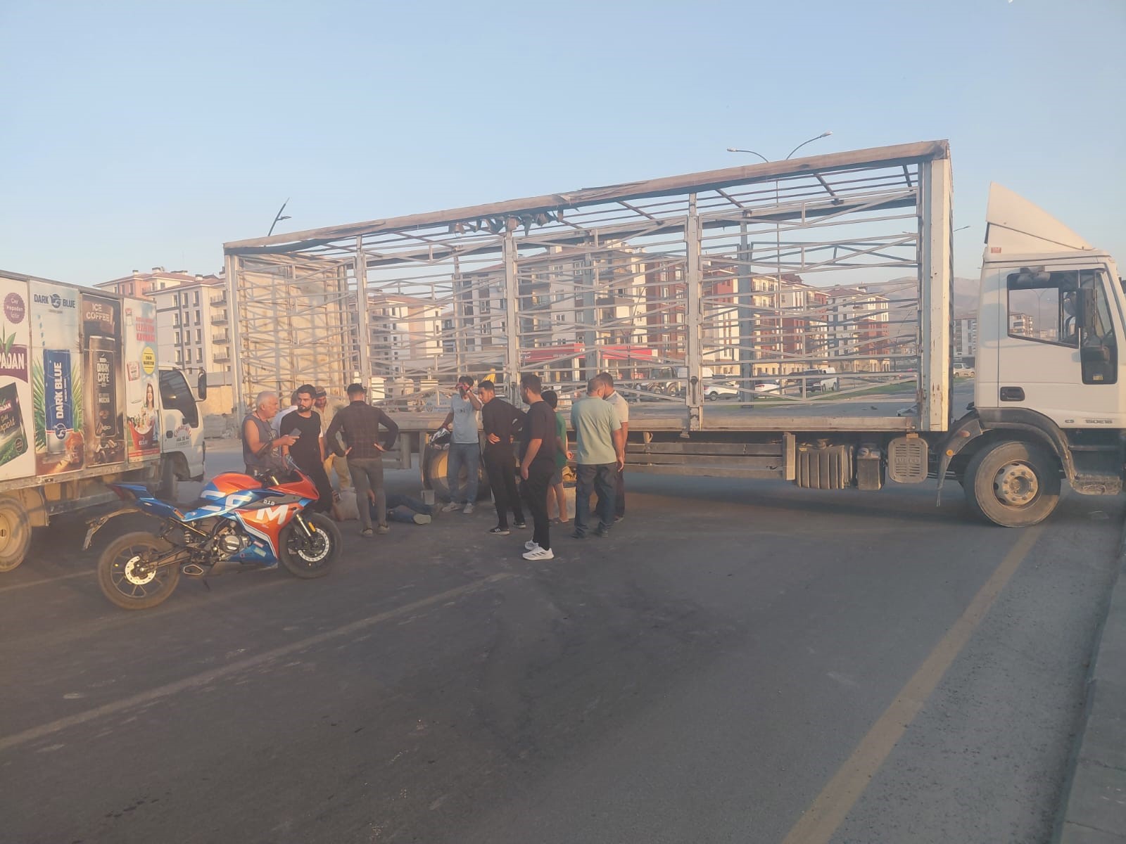 Kamyon ile motosiklet çarpıştı: 1 yaralı