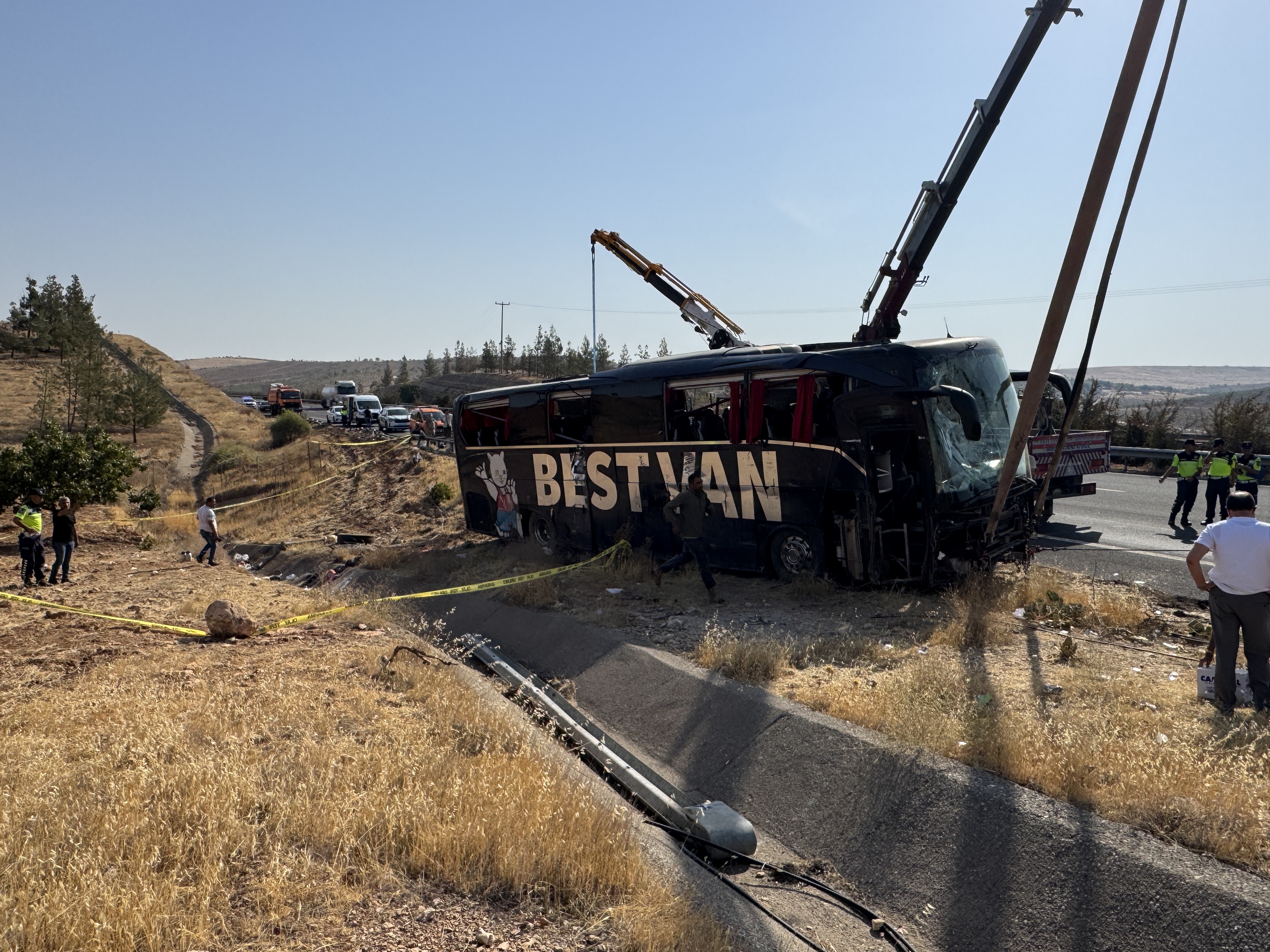 Yolcu otobüsü devrldi: 27 yaralı