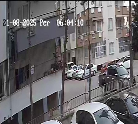 VİDEO - Hırsız binaya örümcek gibi tırmandı