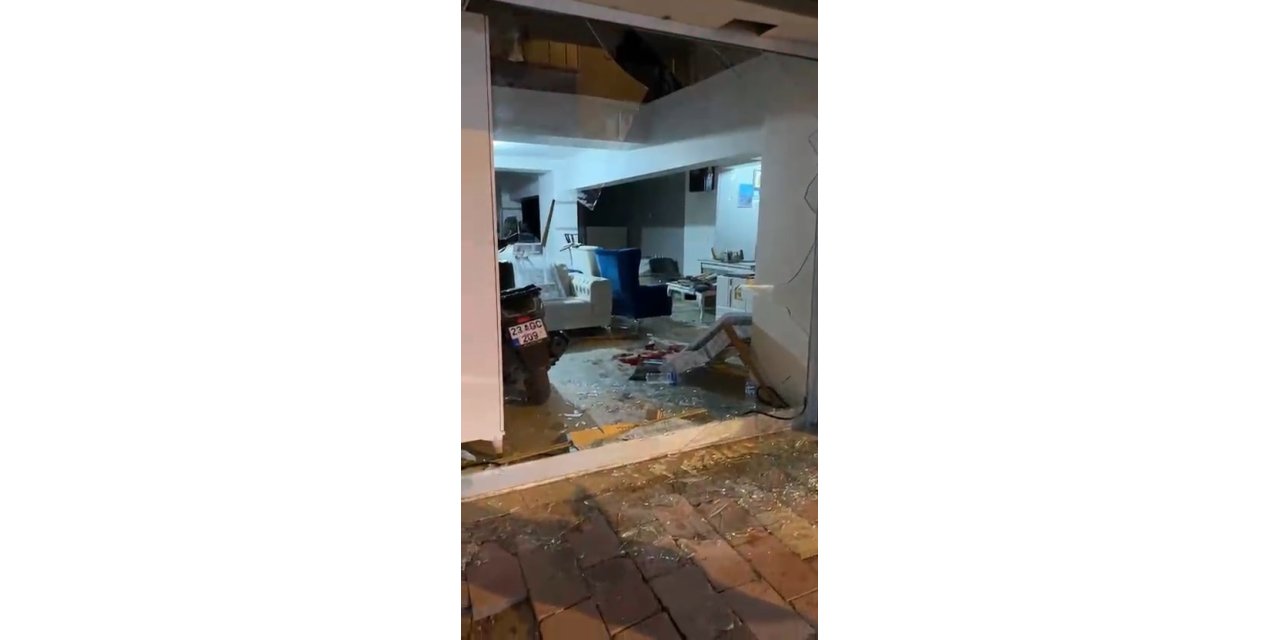 Motosiklet mobilya mağazasına girdi