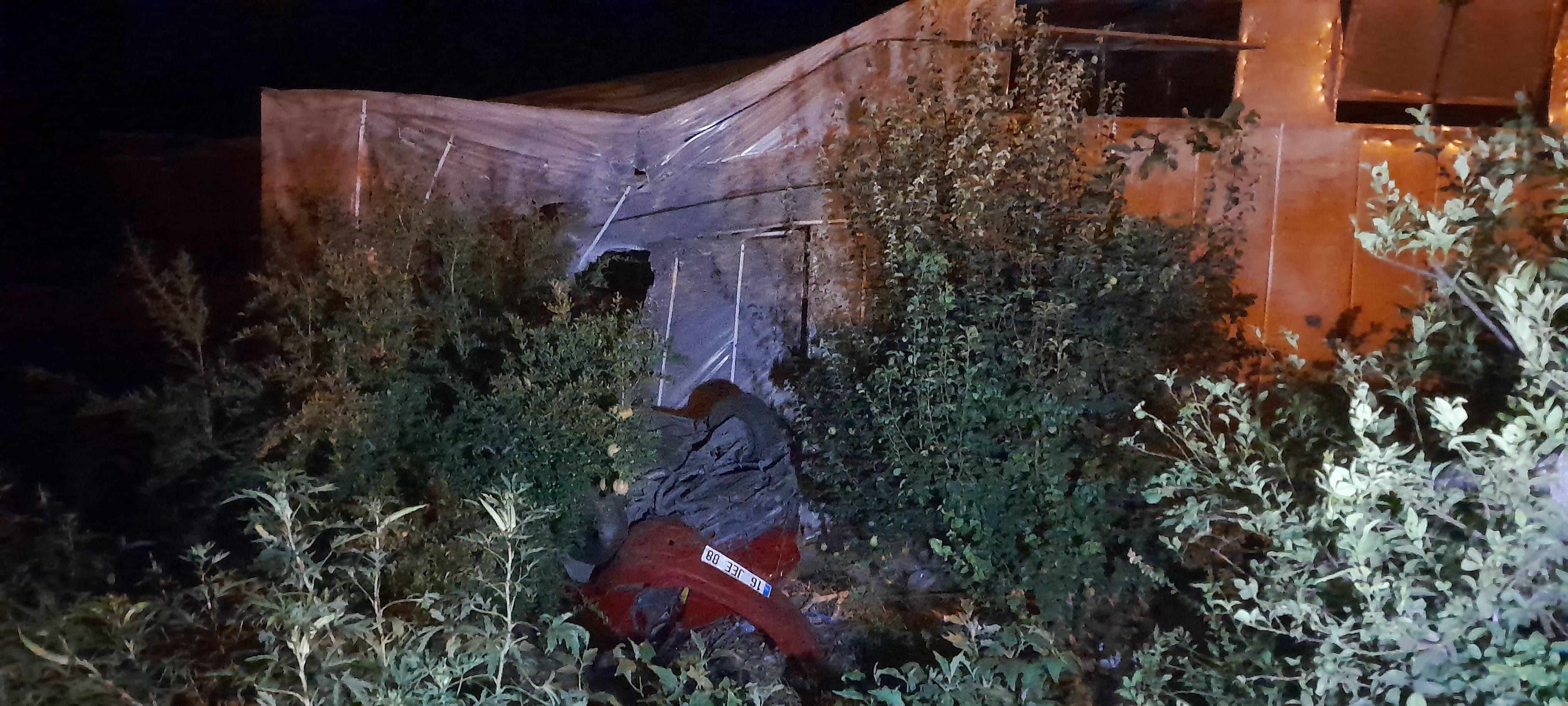 Otomobil seraya girdi: 5 yaralı