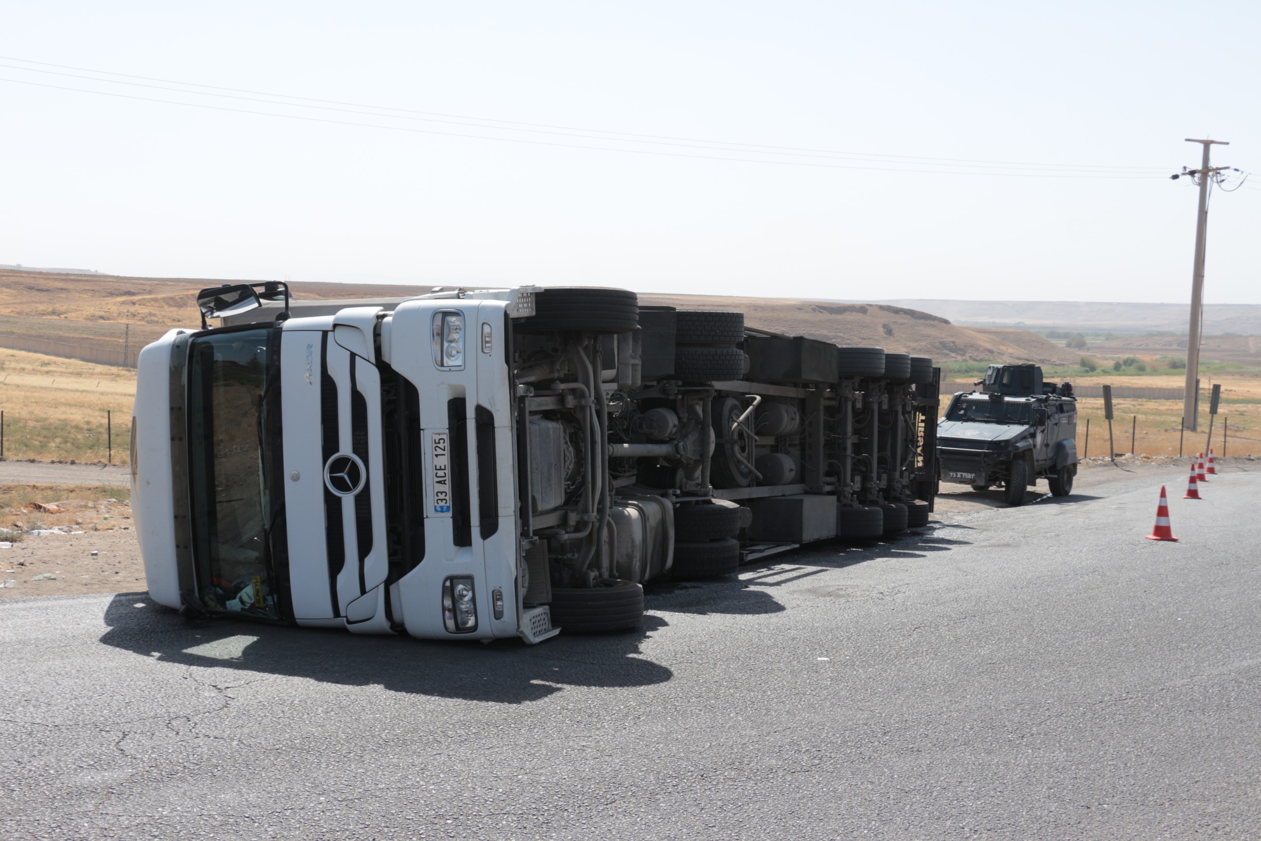 Cizre’de tır devrildi