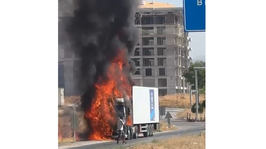 VİDEO - Tır alevlere teslim oldu