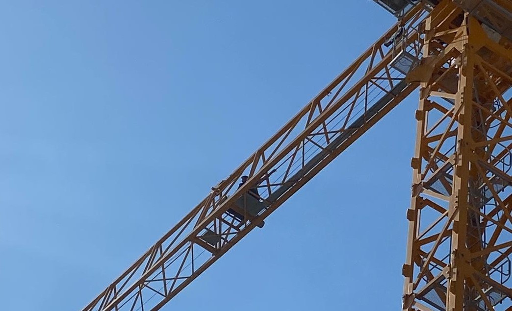 Parasını alamayan işçi kule vince çıktı